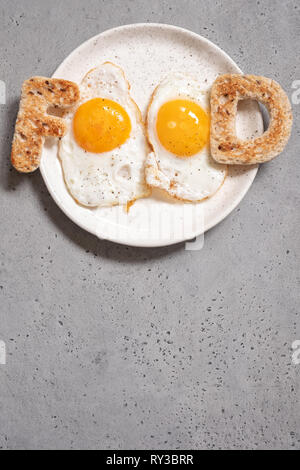 Cibo di parola scritta con toast lettere uova Foto Stock