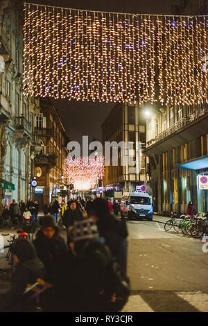 Strasburgo, Francia - Dic 23, 2017: decorazioni di Natale sulla strada di Strasburgo con i pedoni a piedi di notte visitare i negozi e ammirando l'architettura francese Foto Stock