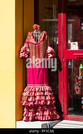 Flamenco Andaluso abito al di fuori di un tradizionale abito Spanish​ shop a Siviglia Foto Stock