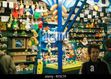 Strasburgo, Francia - Dic 23, 2016: clienti di sesso femminile ammirando il vasto assortimento di giocattoli di Natale negozio di souvenir a Strasburgo il mercatino di Natale in Francia Foto Stock