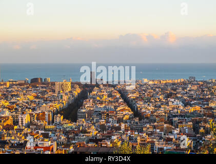 Vista aerea della città di Barcellona e il mare mediterraneo da Park Guell in sunset. Spagna. Novembre 2010 Foto Stock