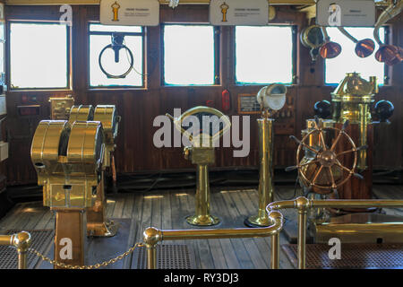 Selezione di rame antico e ottone e ruote di navi Foto Stock