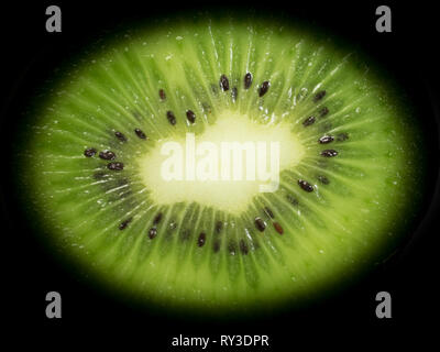 Vicino sul Kiwi con bordo nero. Frutta verde. Foto Stock