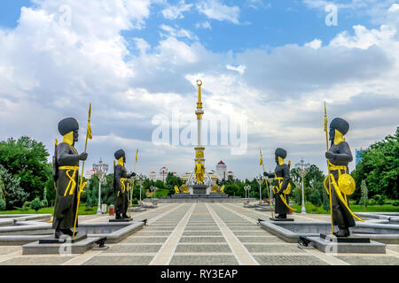 Ashgabat indipendenza monumento con il Presidente Saparmurat Niyazov statua Foto Stock