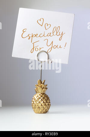 Ananas titolare di carta con una iscrizione - specialmente per voi! Foto Stock