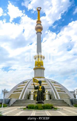 Ashgabat indipendenza monumento con il turkmeno guerriero in sventola Bandiera Foto Stock