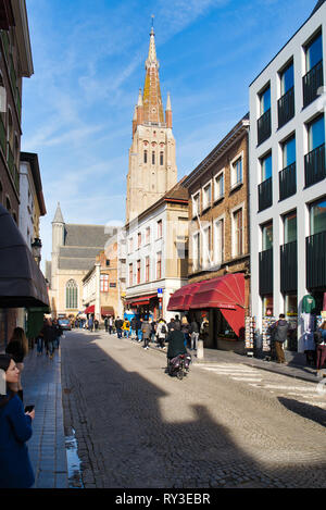 BRUGES, Belgio - 17 febbraio 2019: centro turistico, vista sulla chiesa di Nostra Signora. Foto Stock