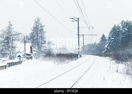 Paesaggio invernale con un vuoto che la ferrovia rurale, campagna russa Foto Stock