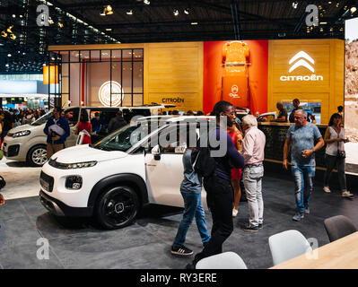 Parigi, Francia - Ott 4, 2018: i clienti e curiosi ammirando la nuova Citroen C3 AIRCROSS SUV a International car exhibition Mondial Motor Show di Parigi, modello prodotto dalla vettura francese maker Foto Stock