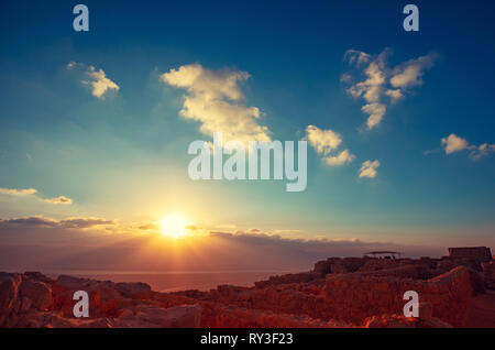 Bellissimo tramonto sul Mar Morto. Vista dalla fortezza di Masada. Rovine del re Erode il palazzo nel deserto Judaean Foto Stock