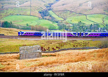 Accontentarsi di Carlisle Railway, Sprinter treno appena giunto di Arten Gill viadotto Cumbria, Inghilterra Foto Stock