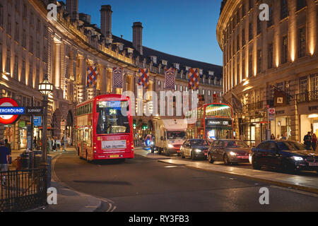 London, Regno Unito - Agosto, 2018. Vista notturna di Regent Street e Piccadilly Circus. Foto Stock