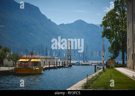 Riva del Garda Italia - Agosto, 2018. Vista sul Lago di Garda dalla città di Riva del Garda nella regione del Trentino. Foto Stock