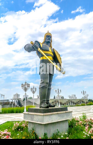 Ashgabat indipendenza monumento con il turkmeno guerriero in costume tradizionale Foto Stock