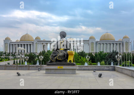 Ashgabat indipendenza monumento con il turkmeno guerriero in costume tradizionale Foto Stock