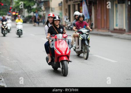 Motocicli, motociclette e scooters ad Hanoi. Moto di traffico e facemasks nell affollata città di Hanoi, Vietnam, Indocina, Asia Foto Stock