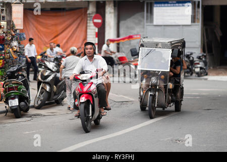 Motocicli, motociclette e scooters ad Hanoi. Moto di traffico e facemasks nell affollata città di Hanoi, Vietnam, Indocina, Asia Foto Stock