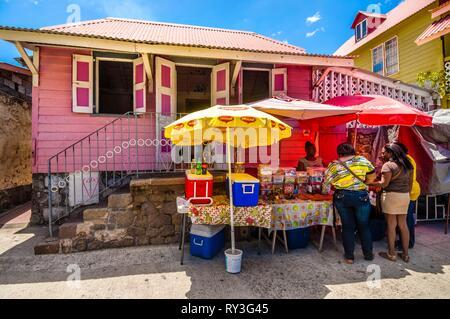 America Centrale e Caraibi Piccole Antille, Dominica, capitale Roseau, scene di vita quotidiana, venditore ambulante nel centro cittadino Foto Stock