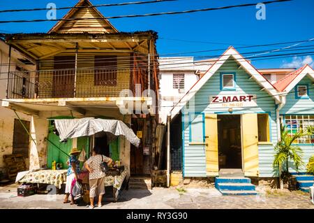 Dominica, capitale Roseau, scene di vita quotidiana, nei piccoli negozi di tradizionali case Creole nel centro della città Foto Stock