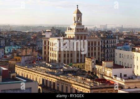 Cuba, La Habana, Havana vecchia, classificato come patrimonio mondiale dall' UNESCO, panorama sul Bacardi edificio in stile Art Deco e gli edifici del Centro Habana, dall'ultimo piano dell'hotel Mercure Sevilla Foto Stock