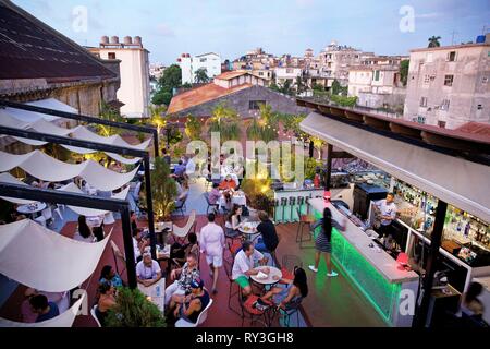 Cuba, La Habana, Vedado, immersioni vista del cortile di el Cocinero ristorante pieno di turisti nel centro multiculturale la Fabrica de arte cubano Foto Stock