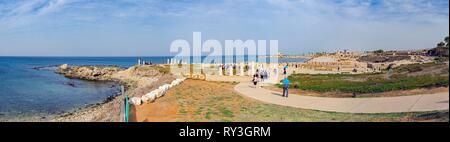 Israele, Cesarea (Cesarea maritima), le rovine della città antica, l'ippodromo e sullo sfondo la Cittadella dei crociati Foto Stock