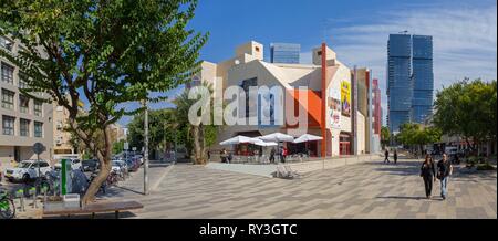 Israele, Tel Aviv-Jaffa, Tel Aviv, il Marc Rich Israele Cinema Center e Cinematheque, sullo sfondo le torri Arbaa Foto Stock