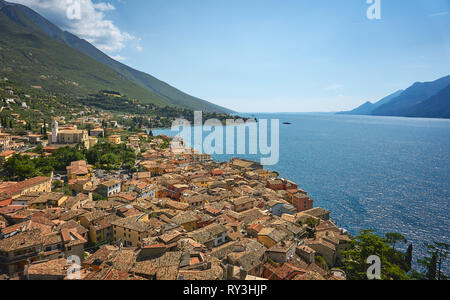 Malcesine, Italia - Agosto, 2018. Vista aerea della città medievale di Malcesine, sul Lago di Garda nella regione Veneto. Foto Stock