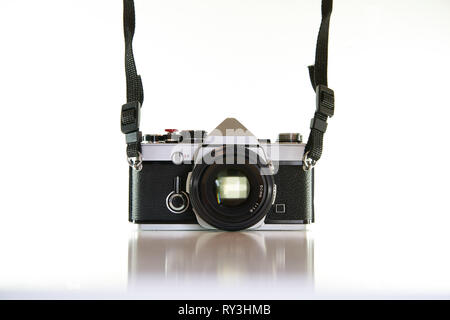 London, Regno Unito - Agosto, 2018. Vintage videocamera slr con uno sfondo bianco. Foto Stock