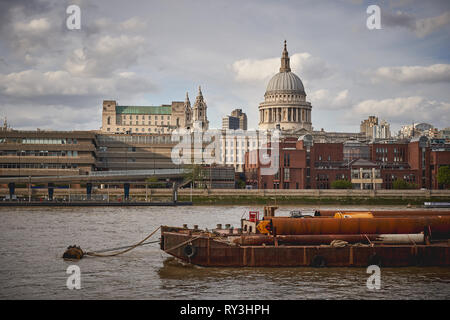 London, Regno Unito - Ottobre, 2018. Cattedrale di San Paolo e il fiume Tamigi. Foto Stock