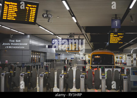 London, Regno Unito - Ottobre, 2018. Un treno di sud-est su una piattaforma in Cannon Street Station. Foto Stock