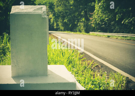 Il marcatore di chilometri è fatta di cemento sul lato strada. Il concetto di turismo viaggi. Foto Stock