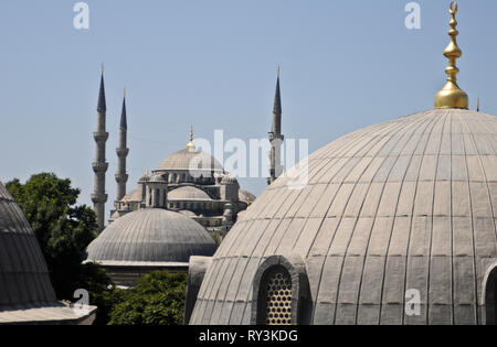 Sultan Ahmed Moschea - Moschea Blu, Istanbul. Vista da Hagia Sophia. Foto Stock