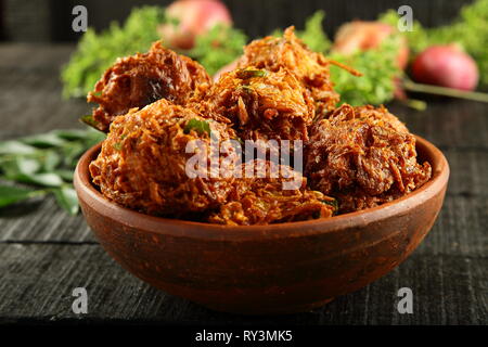 Spicy fritti e croccanti frittelle di cipolla , ulli vada, pakora,pakoda, Indian Recipes Foto Stock