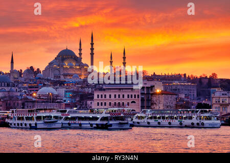 Fatih distretto con la Moschea Süleymaniye e Eminönü square , Istanbul, Turchia Foto Stock