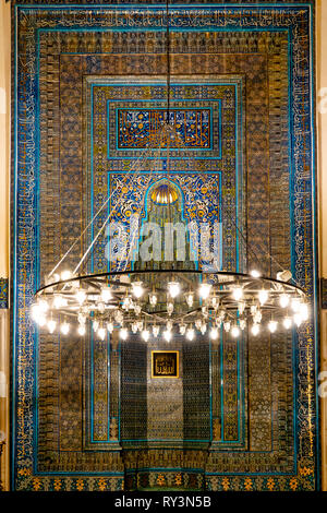 Mihrab ,una nicchia semicircolare nella parete di una moschea che indica la direzione della Kaaba della Mecca, della Moschea Verde, Bursa, Turchia Foto Stock