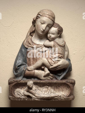 La Madonna e il Bambino, c. 1450. Cerchio di Lorenzo Ghiberti (Italiano, 1378-1455). Terracotta Polychromed; complessivo: 81,3 x 59 x 21,6 cm (32 x 23 1/4 x 8 1/2 in Foto Stock