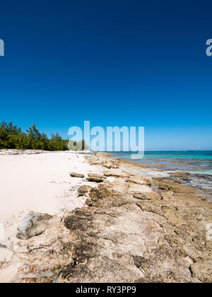 Coral, strada bianca spiaggia, remota spiaggia tropicale, rock Suono, Eleuthera, Bahamas, dei Caraibi. Foto Stock