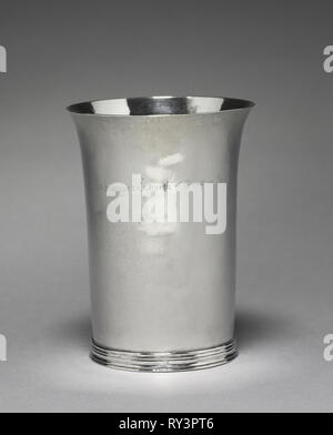 Becher, c. 1715. Moody Russell (American, 1694-1761). Argento; diametro: 12,4 x 9,4 cm (4 7/8 x 3 11/16 in Foto Stock