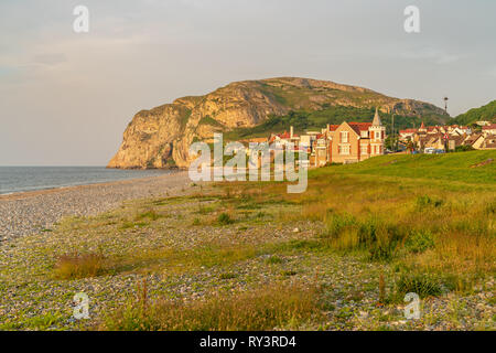 Llandudno, Conwy, Clwyd, Wales, Regno Unito - Giugno 08, 2018: la spiaggia di Llandudno, guardando verso Little Orme e Penrhyn Foto Stock