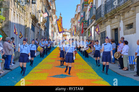 Annuale di Corpus Christi Parade su strade ricoperte di petali di fiori di design. Parade partecipanti. Ponte de Lima, Portogallo, 15 giugno 2017 Foto Stock