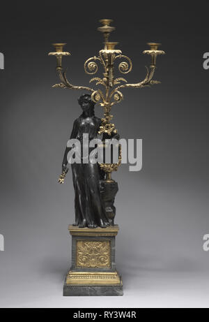 Candelabro, c. 1780-1785. Attribuito a Pierre Philippe Thomire (Francese, 1751-1843), Clodion (Francese, 1738-1814). Bronzo, bronzo dorato, marmo grigio; complessivo: 92,8 x 41 x 28 cm (36 9/16 x 16 1/8 x 11 in.); Parte 1: 45,8 cm (18 1/16 in Foto Stock