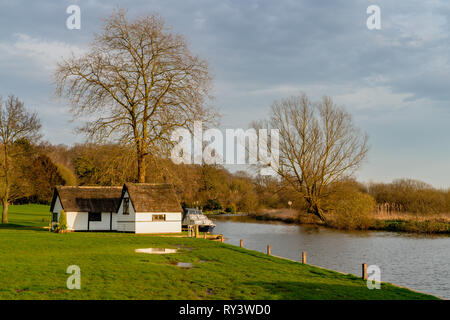 Coltishall, Norfolk, Inghilterra, Regno Unito - 07 Aprile 2018: Una narrowboat sulla riva del fiume Bure in Coltishall Foto Stock