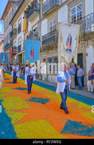 Annuale di Corpus Christi Parade su strade ricoperte di petali di fiori di design. Parade partecipanti. Ponte de Lima, Portogallo, 15 giugno 2017 Foto Stock