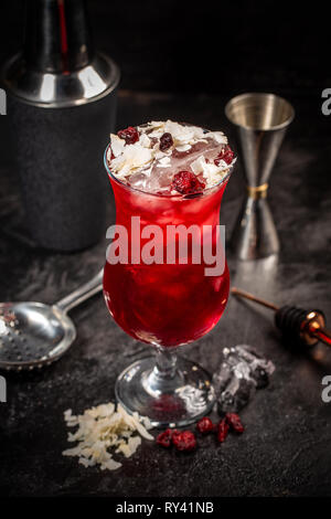 Red cocktail drink con ghiaccio, rendendo cocktail bar strumenti in background Foto Stock