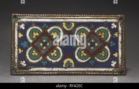 La placca, probabilmente da un reliquiario Santuario, 1225-1250. Germania, Aquisgrana?, periodo gotico del XIII secolo. Rame dorato; smalto champlevé; complessivo: 4,3 x 8,9 cm (1 11/16 x 3 1/2 in Foto Stock