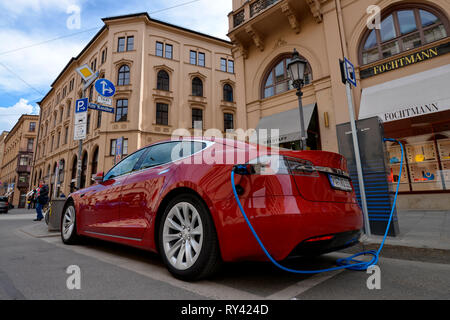 Tesla, Maximilianstrasse, Monaco di Baviera, Deutschland Foto Stock