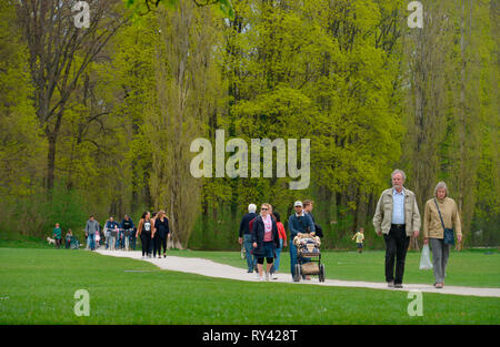 Spaziergaenger, Englischer Garten Monaco di Baviera, Deutschland Foto Stock