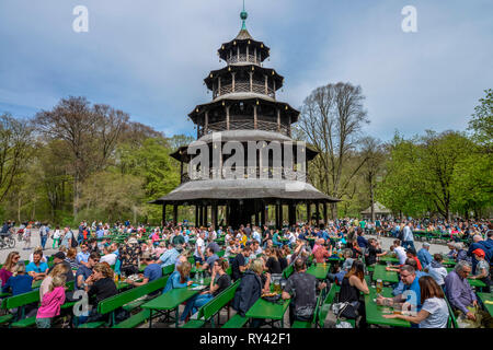 Biergarten, Chinesischer Turm, Englischer Garten Monaco di Baviera, Deutschland Foto Stock