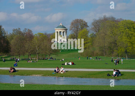 Spaziergaenger, Englischer Garten Monaco di Baviera, Deutschland Foto Stock